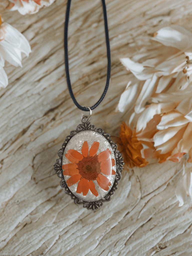 Amber Daisy Vintage Pendant Necklace - The Artssy Potion