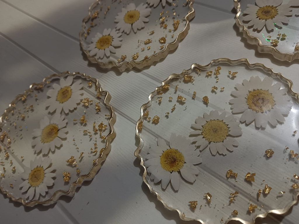 Daisy Bloom Resin coaster set | Handmade | Nature inspired collection | Crystal clear Resin coasters - The Artssy Potion